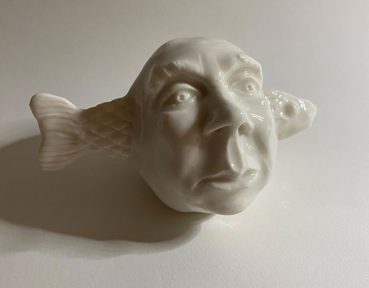 „Fischgedanken“, 2022 , Porzellan, circa 8 x 14 cm 