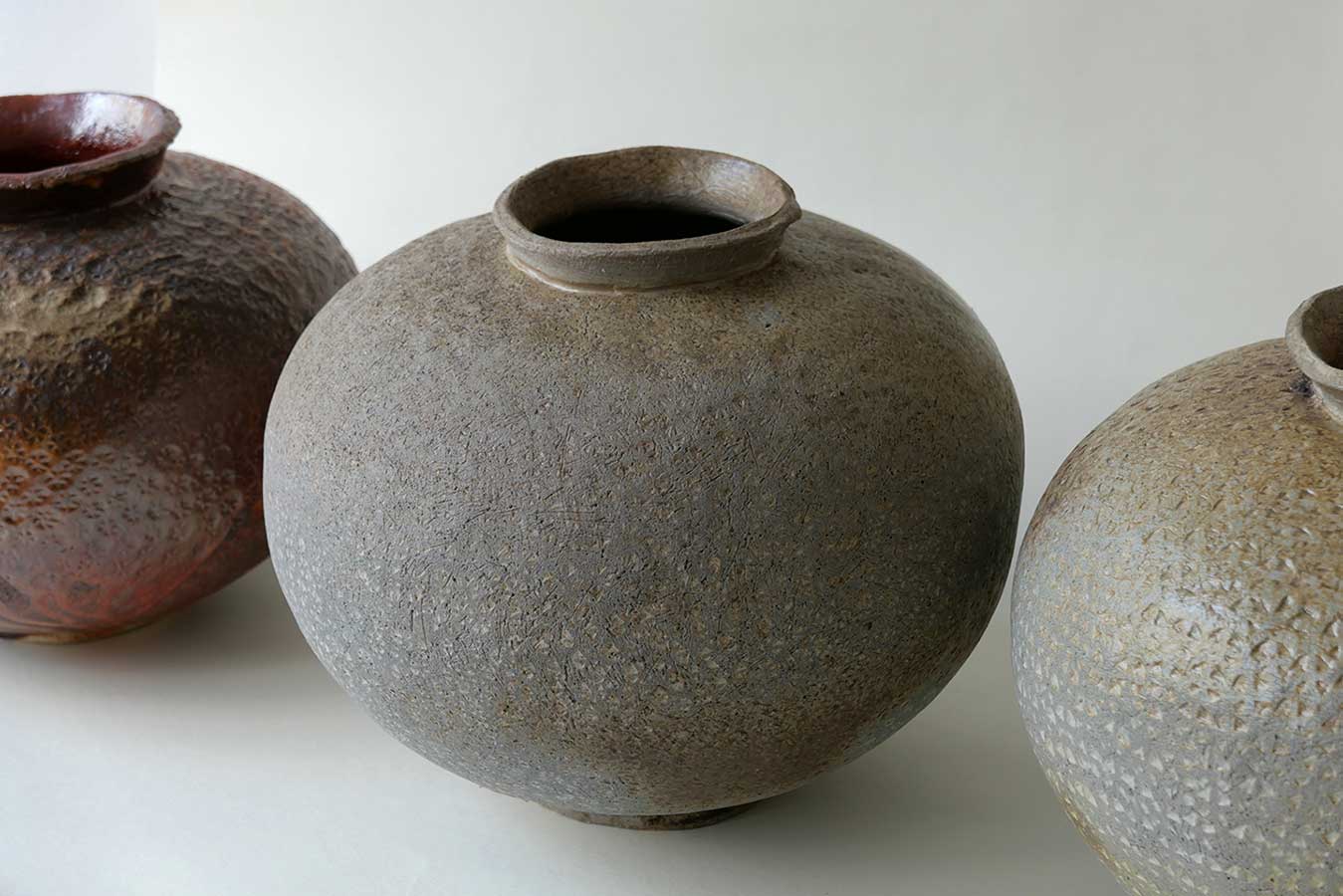 Vase aus der Serie ´Slow down`, 2022, Steinzeug, aufgebaut, H 31 cm / ∅ 33 cm, Holzbrand 1300°C