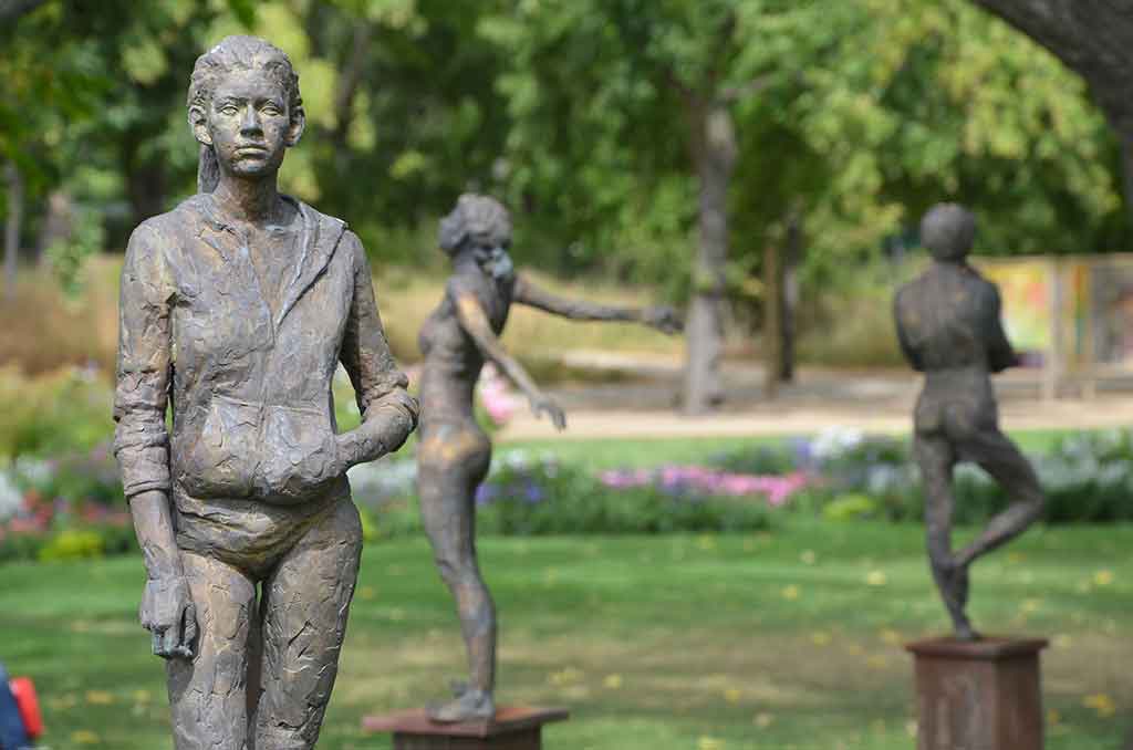 „Marie“ (im Hintergrund Marie tanzend und Paul), 2018, Bronze, ca.90 cm, Landesgartenschau Burg 