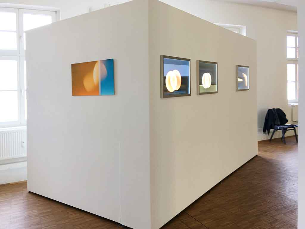 „Licht # 1-4“, 2022, Installationsansicht in der Ausstellung „Lichtblicke“  #1 Fotoprint auf Aluplatte,  42 x 75cm # 2-4  Leuchtrahmen, 42 x 55cm  |  Foto: Norbert Städele